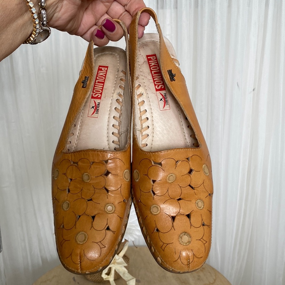 Pikolinos sling back leather, wood stack heels daisies, embroidery in the middle